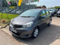 Usado Toyota Yaris 99 HP (72 kW) 2012 Cinzento Citadino