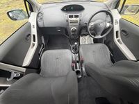 Używany Toyota Yaris 69 KM (50 kW) 2009 Szary Hatchback