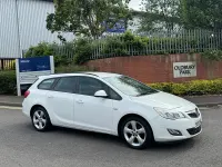 Used Vauxhall Astra 95 HP (69 kW) 2012 White Estate
