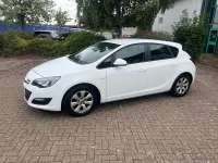 Used Vauxhall Astra Design Edition 108 HP (79 kW) 2014 White Hatchback