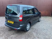 Usado Ford Tourneo Courier Zetec 100 CV (73 kW) 2019 Gris Monovolumen