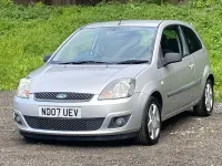 Usado Ford Fiesta Zetec 75 CV (55 kW) 2007 Plateado Utilitario