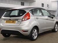 Usado Ford Fiesta Zetec 75 HP (55 kW) 2015 Prateado Citadino