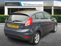 Usado Ford Fiesta Zetec 125 HP (91 kW) 2013 Cinzento Citadino