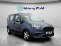 Usado Ford Tourneo Courier Zetec 100 CV (73 kW) 2019 Azul Monovolumen