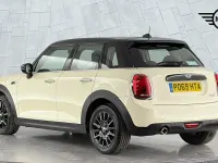 Usado Mini Cooper Classic 134 HP (98 kW) 2019 Branco Citadino