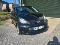 Usado Toyota Aygo 68 CV (50 kW) 2012 Negro Utilitario