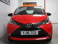 Usado Toyota Aygo 69 HP (50 kW) 2016 Vermelho Citadino