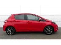 Używany Toyota Yaris 111 KM (81 kW) 2018 Czerwony Hatchback