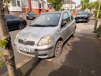 Usado Toyota Yaris T2 2004 Prateado Citadino