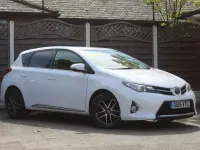 Used Toyota Auris Multidrive S 132 HP (97 kW) 2015 White Hatchback