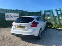 Begagnad Ford Focus Zetec 2014 Vit Halvkombi