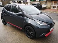 Usado Toyota Aygo x-press 69 HP (50 kW) 2017 Cinzento Citadino