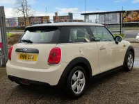 Used Mini Cooper Hatch 134 HP (98 kW) 2016 White Hatchback