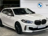 Begagnad BMW M135 Shadowline 306 HK (225 kW) 2022 Vit Halvkombi