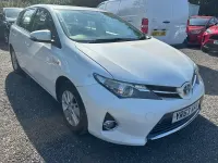 Used Toyota Auris Hybrid 136 HP (100 kW) 2013 White Hatchback