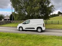 Second-hand Vauxhall Combo 130 CP (95 kW) 2024 Alb Monovolum