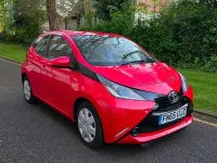 Usado Toyota Aygo X-play 69 CV (50 kW) 2015 Rojo Utilitario