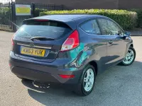 Usado Ford Fiesta Zetec 82 HP (60 kW) 2014 Cinzento Citadino