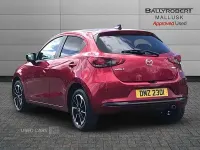 Usado Mazda 2 Homura-Aka 116 CV (85 kW) 2024 Rojo Utilitario