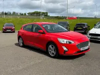 Begagnad Ford Focus Zetec 2019 Röd Halvkombi