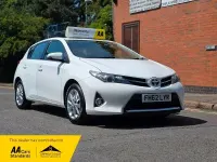 Used Toyota Auris Multidrive S 2013 White Hatchback
