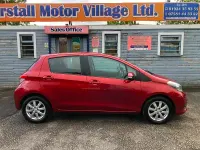 Begagnad Toyota Yaris 99 HK (72 kW) 2012 Röd Halvkombi