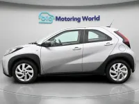 Usado Toyota Aygo X PURE 71 HP (52 kW) 2023 Prateado SUV