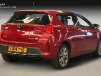 Used Toyota Auris Hybrid 136 HP (100 kW) 2014 Red Hatchback