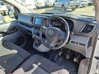 Second-hand Vauxhall Vivaro 100 CP (73 kW) 2022 Alb Monovolum