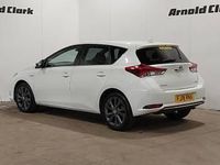 Used Toyota Auris Hybrid 136 HP (100 kW) 2018 White Hatchback
