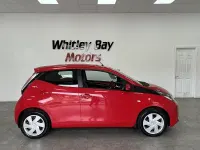 Usado Toyota Aygo X-play 69 CV (50 kW) 2015 Rojo Utilitario