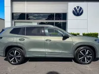 Nouă VW Touran Elegance 150 CP (110 kW) 2026 Verde Monovolum