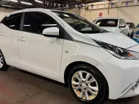 Usado Toyota Aygo X-pure 69 HP (50 kW) 2016 Branco Citadino
