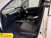 Used Toyota HiLux Active 150 HP (110 kW) 2016 White Pickup