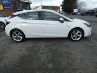 Used Vauxhall Astra SRi 105 HP (77 kW) 2017 White Hatchback
