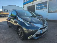 Usado Toyota Aygo x-style 69 CV (50 kW) 2017 Gris Utilitario