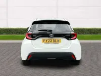 Gebraucht Toyota Yaris Hybrid Design 2022 Weiß Kleinwagen