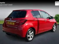 Used Toyota Yaris 101 HP (74 kW) 2016 Red Hatchback