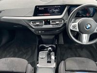 Begagnad BMW M135 Shadowline 306 HK (225 kW) 2023 Svart Halvkombi