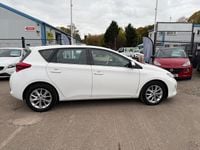 Used Toyota Auris 101 HP (74 kW) 2013 White Hatchback