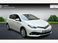 Used Toyota Auris Hybrid Business Edition 136 HP (100 kW) 2016 White Hatchback