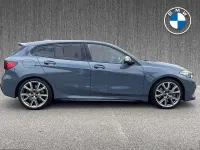 Begagnad BMW M135 Shadowline 302 HK (222 kW) 2024 Grå Halvkombi