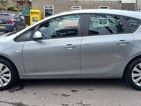 Second-hand Vauxhall Astra Design Edition 130 CP (95 kW) 2014 Argintiu Hatchback