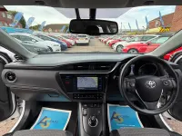 Used Toyota Auris Hybrid 136 HP (100 kW) 2015 White Hatchback