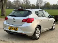 Usado Vauxhall Astra Design Edition 110 CV (80 kW) 2016 Plateado Utilitario