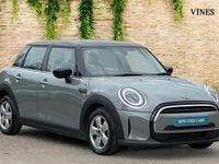 Usado Mini Cooper Classic 134 HP (98 kW) 2021 Cinzento Citadino