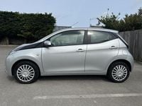 Usado Toyota Aygo X-play 2016 Plateado Utilitario