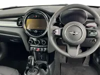 Usado Mini Cooper Classic 134 HP (98 kW) 2023 Prateado Citadino