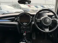 Usado Mini Cooper Classic 134 HP (98 kW) 2023 Prateado Citadino